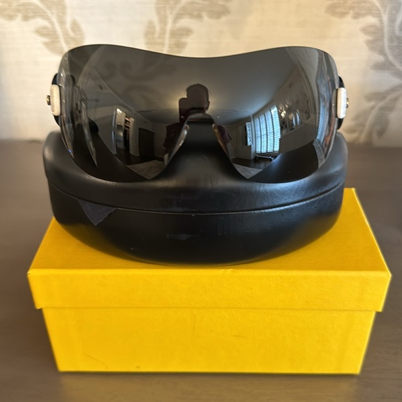 Fendi Sunglasses - Picture 2 of 3